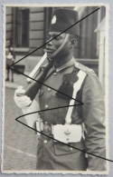 3 Photographies Soldats Congolais Force Publique Bruxelles Congo Armée Défilé Garde Palais Royal Vers 1950 - Guerre, Militaire
