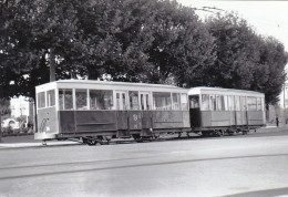 Photo - DIJON - Tramway Electrique - 1959 - 2 Remorques De Dietrich En Attente De Renfort Place St Pierre- Retirage - Non Classés