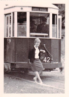 Photo - 21 - DIJON - Jeune Femme Au Terminus Des Tramways Du Parc - 1958  - Plaatsen