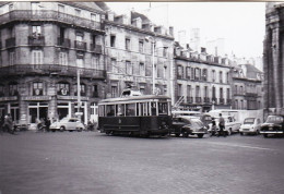 Photo  - DIJON -  1959  - Tramways Electriques Place Du Theatre Genée Par Les Voitures  - Unclassified