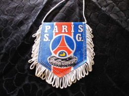 Joli Fanion Football, Paris S.G - Habillement, Souvenirs & Autres