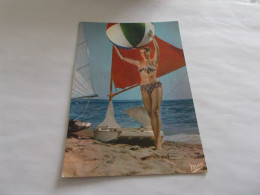 BELLE FEMME PIN UP EN MAILLOT DE BAINS PORTE UN GROS BALLON  AVEC BATEAUX DERRIERE ELLE SUR LE SABLE - Women