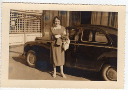 Photo Années 50 Femme Devant Automobile 203 Peugeot Gros Plan Dimensions 15,5 Cm X 11 Cm - Automobiles