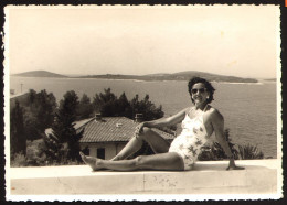 Nice Bikini Woman Female Girl Sitting On Beach     Real Old Photo 9x14cm #39951 - Personnes Anonymes