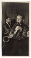 Photo Musique Groupe Jazz Musicien Saxophoniste à Identifier Mentions Maunuscrites Mathias 1934 Au Dos - Personalità