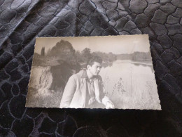 P-977 , Photo, Jeune Homme Pensif Au Bord De La Rivière,  Aire Sur L'Adour, 1951 - Anonymous Persons