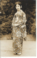 JAPON - T.Belle Vue D'une Jeune Femme En Tenue Traditionnelle - Other & Unclassified