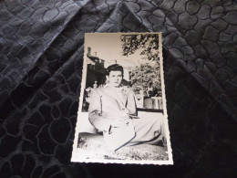 P-981 , Photo, Jeune Homme élégant Prenant La Pose, Aire Sur L'Adour, 1951 - Anonieme Personen