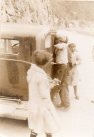 Photographie Vintage Photo Snapshot Enfant Mendiant Automobile  - Personnes Anonymes
