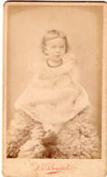Photo CDV D'une Petite Fille   élégante Posant Dans Un Studio Photo A Meaux En 1874 - Oud (voor 1900)