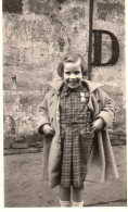 Photographie Vintage Photo Snapshot Médaille Enfant Rire Fillette  - Personnes Anonymes