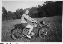 Photographie Vintage Photo Snapshot Motocyclette Moto Motocycle Femme - Sonstige & Ohne Zuordnung