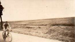 Photographie Vintage Photo Snapshot Vélo Bicyclette Bicycle Mouvement Flou  - Other & Unclassified