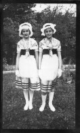 Photographie Vintage Photo Snapshot Costume Régional Folklore Même Vêtement - Other & Unclassified