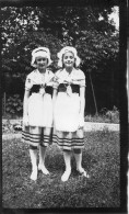 Photographie Vintage Photo Snapshot Costume Régional Folklore Même Vêtement - Sonstige & Ohne Zuordnung