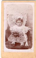 Photo CDV D'une Petite Fille   élégante Posant Dans Un Studio Photo A Tours - Oud (voor 1900)