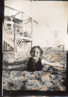 Photographie Vintage Photo Snapshot Plage Beach Maillot Bain Enfant Child  - Personnes Anonymes