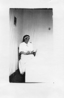 Photographie Vintage Photo Snapshot Infirmière Nurse Religieuse Nonne Hopital - Métiers