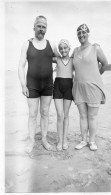 Photographie Vintage Photo Snapshot Plage Beach Maillot Bain Baignade St Cast - Plaatsen