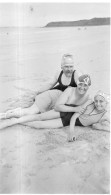 Photographie Vintage Photo Snapshot Plage Beach Maillot Bain Baignade St Cast - Places