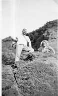 Photographie Vintage Photo Snapshot Plage Beach Couple Rocher St Cast - Sonstige & Ohne Zuordnung