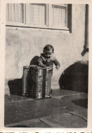 Photographie Vintage Photo Snapshot Accordéon Enfant Musique - Autres & Non Classés