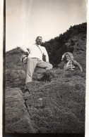 Photographie Vintage Photo Snapshot Plage Beach Couple Rocher St Cast - Plaatsen