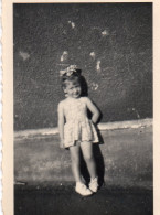 Photographie Vintage Photo Snapshot Enfant Fillette Girl Child - Personnes Anonymes