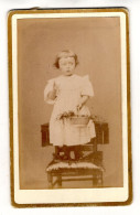 Photo CDV D'une Petite Fille  élégante Avec Sont Petit Panier  Posant  Dans Un Studio Photo - Old (before 1900)