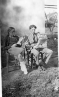 Photographie Vintage Photo Snapshot Lecture Journal Fumer Béret Cigarette - Autres & Non Classés