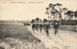 CPA Miltaria-Infanterie En Manoeuvres-En Marcheuses éclaireurs-119      L2961 - Manoeuvres