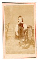Photo CDV D'une Petite Fille  élégante Posant Dans Un Studio Photo - Old (before 1900)