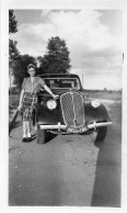 Photographie Vintage Photo Snapshot Automobile Voiture Car Auto Femme Mode - Automobile