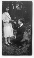 Photographie Vintage Photo Snapshot Amoureux Lovers Couple Jeune Fille Garçon  - Anonieme Personen
