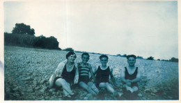 Photographie Vintage Photo Snapshot Plage Beach Maillot Bain Mer Baignade - Autres & Non Classés
