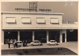 3954 " FOTO - COMMISSIONARIA FIAT "PAGLIERO" E SORVEGLIANTI  3 FIAT  600 AD AGLIE  (TO)1957 " (8.00 X 14.00) - Automobiles