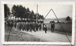 2 Photographies WARMIFONTAINE Près Neufchâteau Straimont Luxembourg Défilé Ancien Prisonniers 1945 - Lieux
