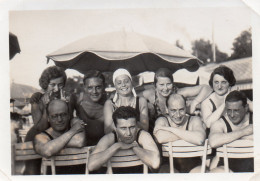 Photographie Vintage Photo Snapshot Plage Beach Maillot Bain Mer Groupe Sexy - Anonymous Persons