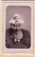 Photo CDV D'une Petite Fille  élégante Posant Dans Un Studio Photo A St-Affrique ( Aveyron ) - Oud (voor 1900)