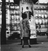 Photographie Vintage Photo Snapshot Colonne Morris Dos Back Paris - Plaatsen