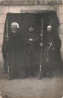 Militaire Carte Photo Photographie CPA Groupe Soldats Militaires Religieux Prêtre Fusil Baïonnette - Guerre 1914-18