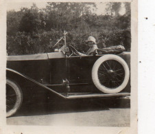 Photographie Vintage Photo Snapshot Automobile Voiture Car Auto Femme Mode - Automobiles