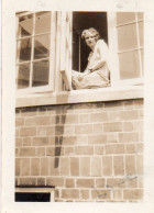 Photographie Vintage Photo Snapshot Fenêtre Window Femme  - Anonymous Persons