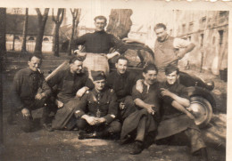 Photographie Photo Vintage Snapshot Meaux Militaire Voiture - Personnes Anonymes