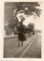 Photographie Photo Vintage Snapshot Femme Dos Back Route Road - Personnes Anonymes