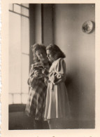 Photographie Photo Vintage Snapshot Femme Amies Coiffure Lecture Reading - Personnes Anonymes