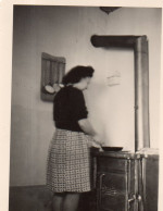 Photographie Photo Vintage Snapshot Femme Cuisine Poele Cuisinière Cook - Anonyme Personen