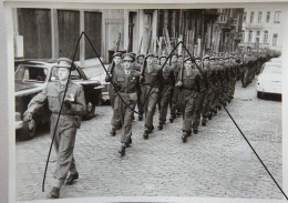 Photographie Armée Belge Vers 1950-1960 Défilé Caserne - Guerre, Militaire