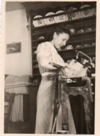 Photographie Photo Vintage Snapshot Femme Cuisine Vaisselier  - Anonymous Persons