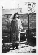 Photographie Photo Vintage Snapshot Mousquetaire Costume Théâtre - Other & Unclassified